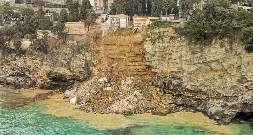 Liguria, frana il cimitero di Camogli: bare in mare