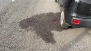 45enne aggredisce passanti e polizia