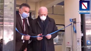 Vincenzo De Luca alla presentazione dei nuovi treni Eav per la Cumana