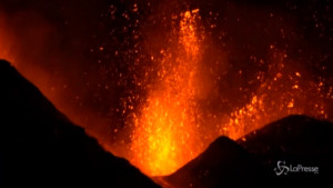 Eruzione Etna con fontane di lava