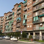 Milano, aggredisce passanti e polizia: agente spara e lo uccide