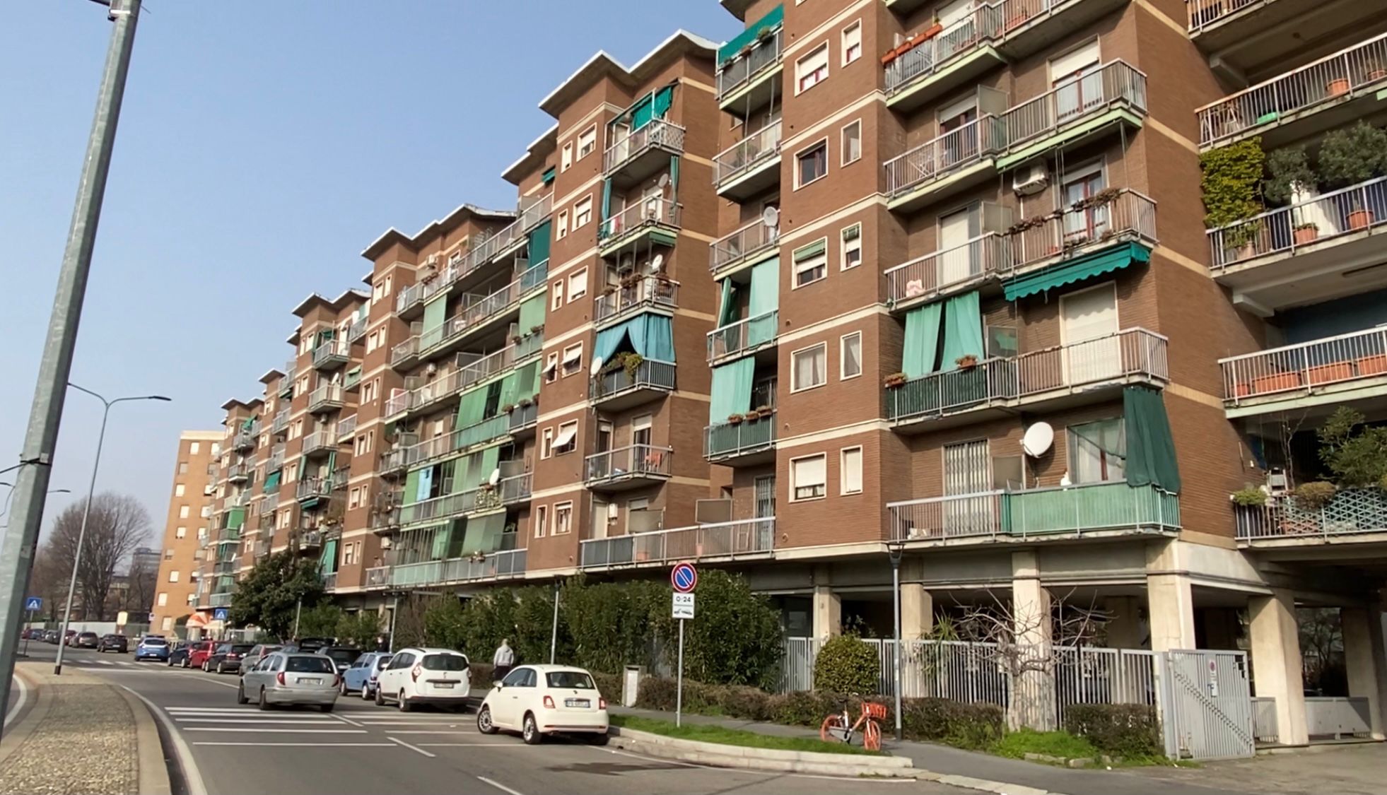 Milano, aggredisce passanti e polizia: agente spara e lo uccide