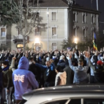 Bergamo, i supporter dell’Atalanta accalcati all’arrivo della squadra