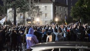 I supporter dell'Atalanta accalcati all'arrivo della squadra