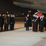Congo, l'arrivo delle salme di Attanasio e Iacovacci a Ciampino, portati a spalla dai Carabinieri in Alta Uniforme