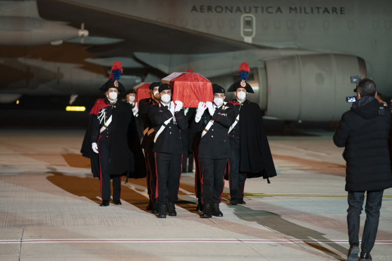 Congo, l'arrivo delle salme di Attanasio e Iacovacci a Ciampino accolte dai Carabinieri in Alta Uniforma