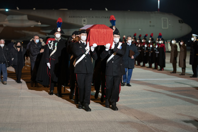 Congo, l'arrivo delle salme di Attanasio e Iacovacci a Ciampino, portati a spalla dai Carabinieri in Alta Uniforme