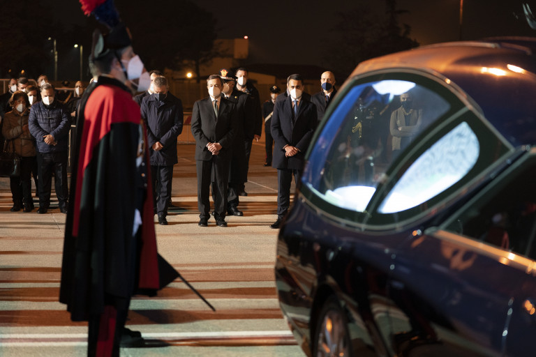 Congo, l'arrivo delle salme di Attanasio e Iacovacci a Ciampino. Ad accoglierle Draghi, Di Maio e Guerini