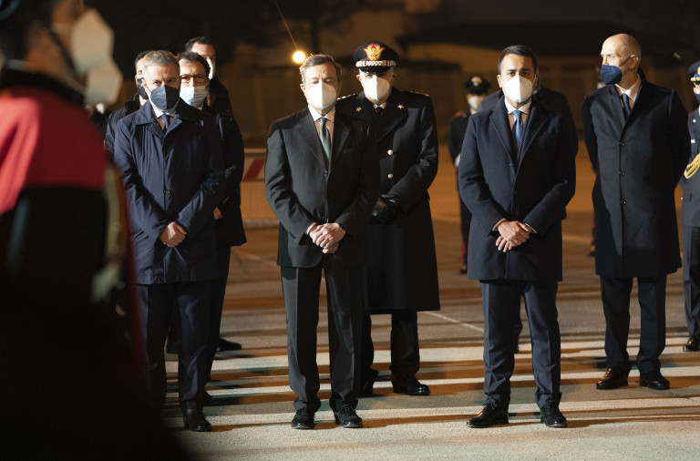 Congo, l'arrivo delle salme di Attanasio e Iacovacci a Ciampino. Ad accoglierle Draghi, Di Maio e Guerini