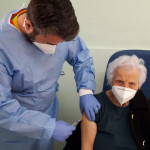 Foggia, nonna Carmela si vaccina a 101 anni: “Fa bene contro il virus”