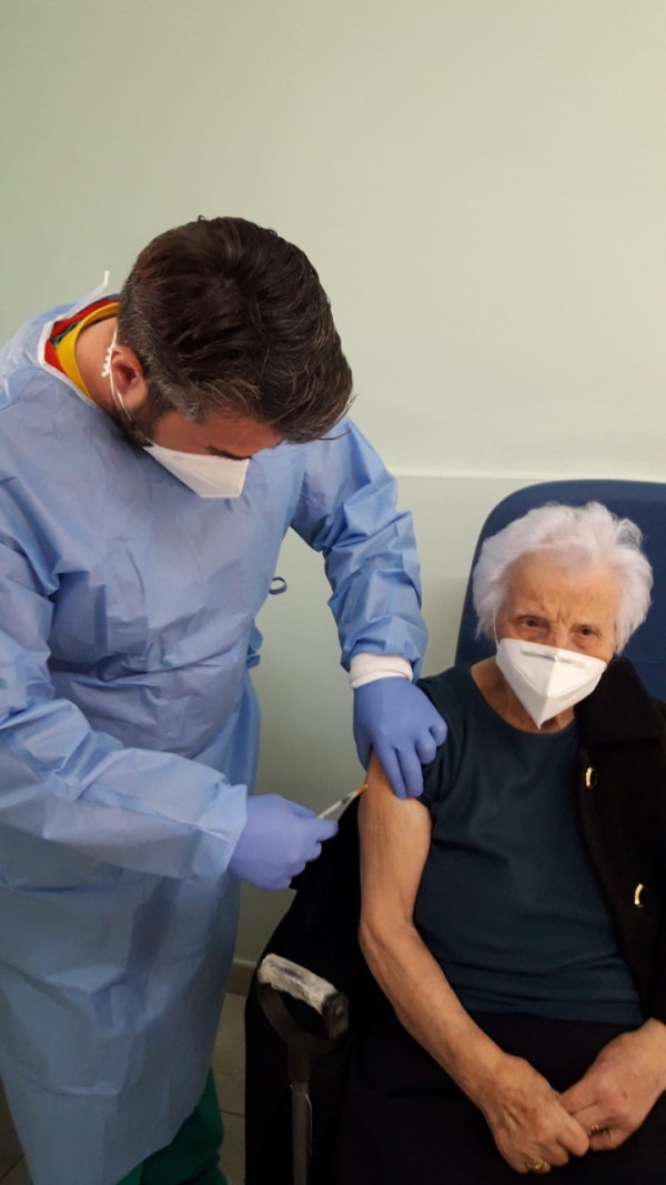 nonna carmela si vaccina a 101 anni