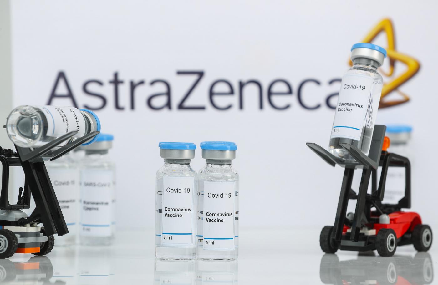 Vaccini, AstraZeneca all’Europarlamento conferma il taglio delle dosi: “Siamo delusi come voi”