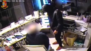 Rapinano hotel e sequestrano portiere