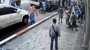 Attaccano manifestanti anti-golpe a Yangon