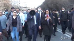 Pashinyan denuncia tentato golpe e scende in piazza con i suoi sostenitori