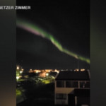 Islanda, con l’aurora boreale il cielo di Reykjavík si illumina di verde