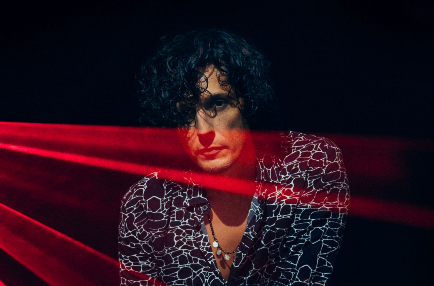 Sanremo, Ermal Meta: “Mi sono sentito invisibile. Oggi il Festival è l’unico palco”