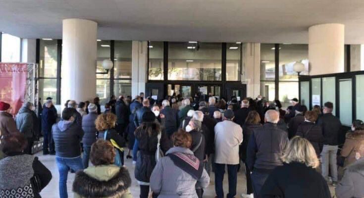 Vaccini, caos a Reggio Calabria: centinaia assembrati, 4 ore in coda Vaccini, caos a Reggio Calabria: centinaia assembrati, 4 ore in coda
