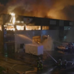 Parigi, maxi-incendio in un’azienda di vernici: le fiamme divorano la struttura