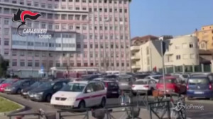Minaccia automobilisti e chiede il pizzo per parcheggiare davanti all'ospedale
