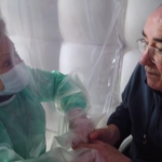Alzano Lombardo, il compleanno nella Rsa si festeggia nella stanza degli abbracci