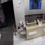 Rapina da Yamamay, la commessa cercò di bloccare il rapinatore: oggi l’arresto