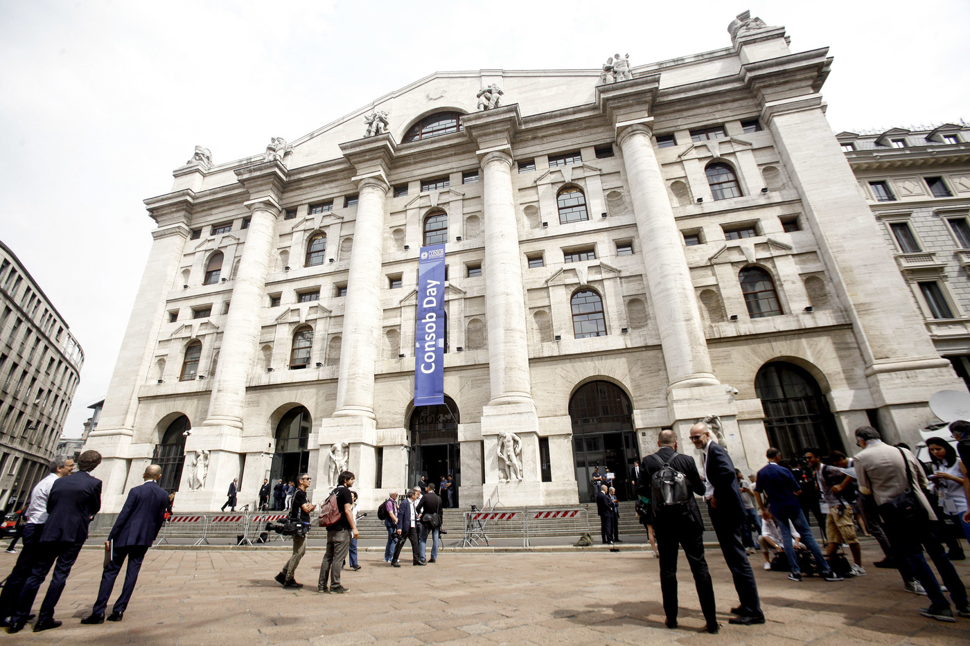 Borsa, Milano apre in rialzo: Ftse Mib +0,75%