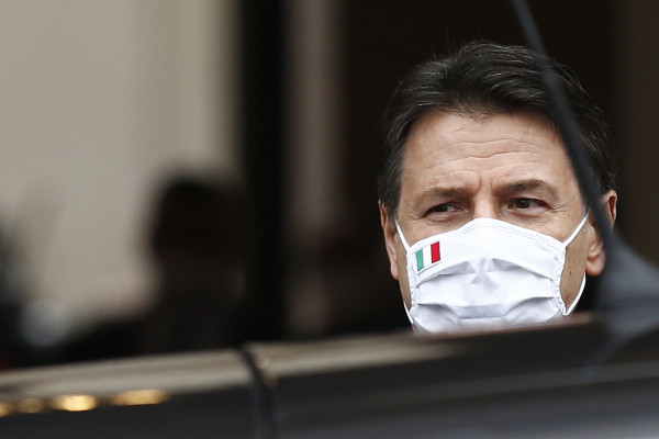 Il presidente del consiglio dimissionario Giuseppe Conte lascia palazzo Chigi