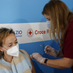 Vaccini, il costituzionalista Onida: “Patentino non è illegittimo, ok a restrizioni differenziate”