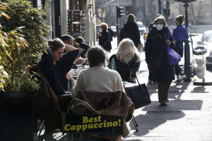 Bar e ristoranti riaprono il servizio ai tavoli a Roma