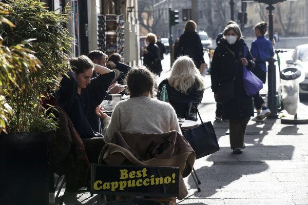 Bar e ristoranti riaprono il servizio ai tavoli a Roma