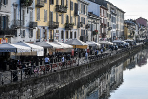 Milano, ingressi contingentati ai Navigli e transenne in Darsena