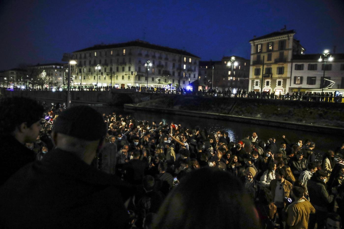Milano, Beppe Sala: “Folla alla Darsena? Io sto con le forze dell’ordine”