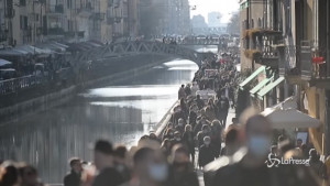 Ingressi contingentati e transenne sui Navigli | VIDEO
