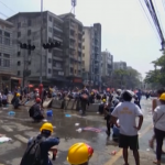 Myanmar, lacrimogeni sui manifestanti ma la piazza resiste