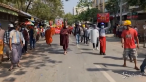 Monaci buddisti si uniscono alla protesta a Mandalay