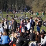 Covid, Belgio: a Bruxelles parchi pieni nella domenica di sole