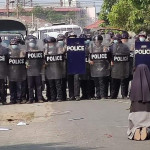 Myanmar, la suora in ginocchio davanti alla polizia