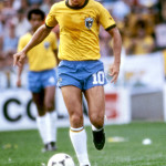Zico in azione con la maglia del Brasile