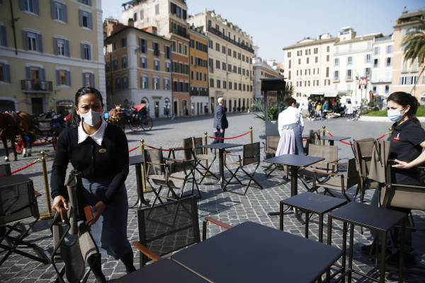 Piazza di Spagna, i tavolini di un noto caffè vengono allestiti per il pranzo