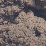 Indonesia, lo spettacolo del Monte Sinabung che erutta: cenere e lapilli a nord di Sumatra