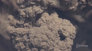 Monte Sinabung che erutta