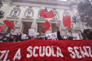 Manifestazione degli studenti e dei professori per la riapertura delle scuole in sicurezza