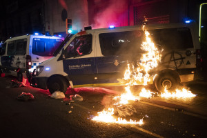 Spagna, proteste contro l'arresto del rapper Pablo Hasel: scontri a Barcellona
