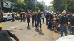 Gas lacrimogeni contro i manifestanti a Yangon