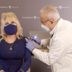 Coronavirus, Dolly Parton si vaccina cantando