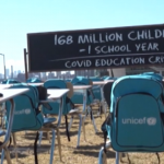 Scuola, 168 banchi vuoti nell’installazione dell’Unicef
