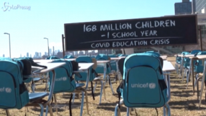Banchi vuoti nell'installazione dell'Unicef