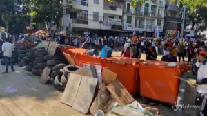 Proteste in piazza dopo la morte di 38 manifestanti