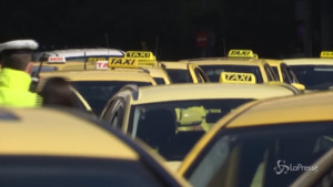 Taxi in protesta per le misure restrittive anti-covid